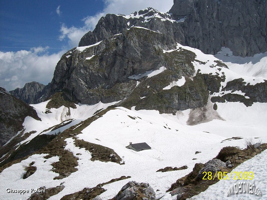 26 Baita ancora sommersa dalla neve.jpg